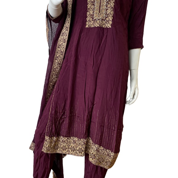 New, Purple Pajama Kameez with Gold Detail. Size: Medium - Picture 14 of 15